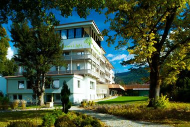 A healthy lifestyle is key at the Park Igls health retreat in Tyrol (Austria). Healthy eating, exercise and regeneration, under medical supervision, are combined with (modern) FX Mayr’s approach | Specialist PurendCure.com – for all your bookings.