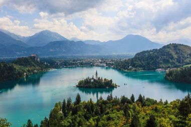 Explore those 7 reasons to travel to Health and Wellbeing Paradise Slovenia! Serene nature, holistic therapies, and healthy food ready to be discovered! #WellnessSlovenia #TravelBliss