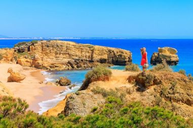 Discover our selection of wellness retreats and health-focused hotels in Portugal. From small-scale yoga retreats to programmes for sleep, stress and energy, and ayurveda in Madeira.