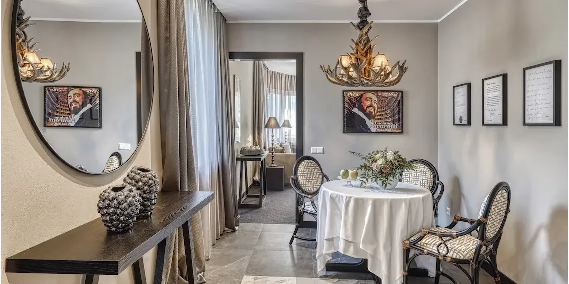 Pavarotti Junior Suite living