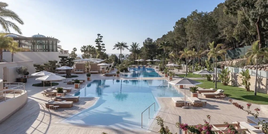 outdoor pools with lounge beds, palm trees and mountains